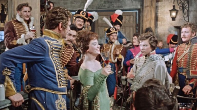 Филмът "Хусарска балада", посветен на 150-тата годишнина от Бородинската битка, когато Наполеон Бонапарт е разгромен от руската армия, също ражда звезда. Юрий Яковлев влиза в ролята на поручик Ржевски, прави една от мащабните си роли. Премиерата е на 7 септември 1962 година. Във филма участва и Лариса Голубкина, която прави дебют в киното.