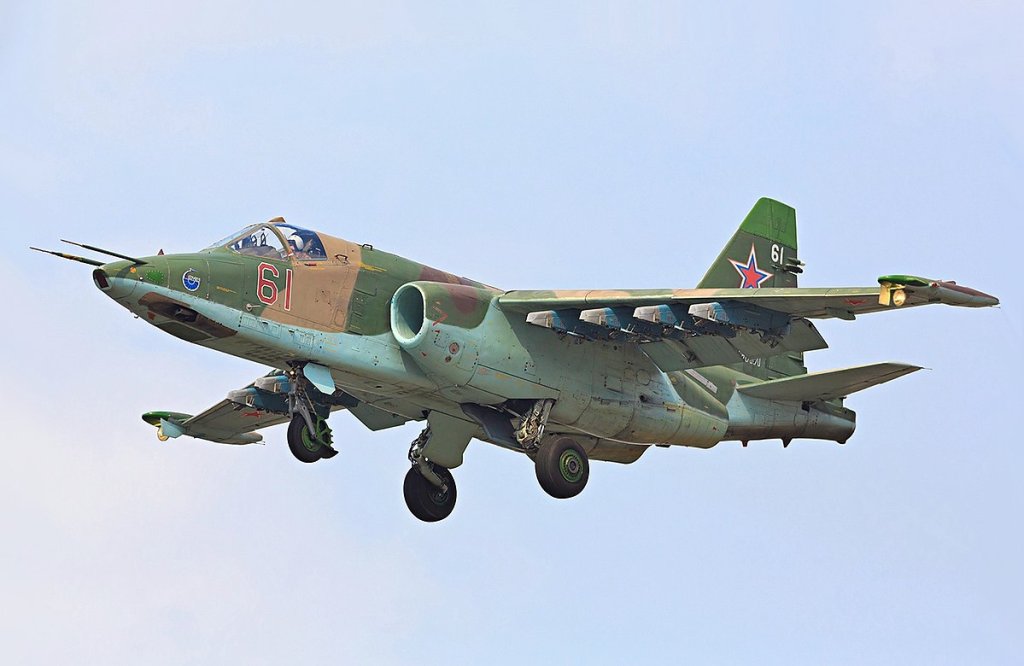 1199px-Sukhoi_Su-25_of_the_Russian_Air_Force_landing_at_Vladivostok_(8683076150)