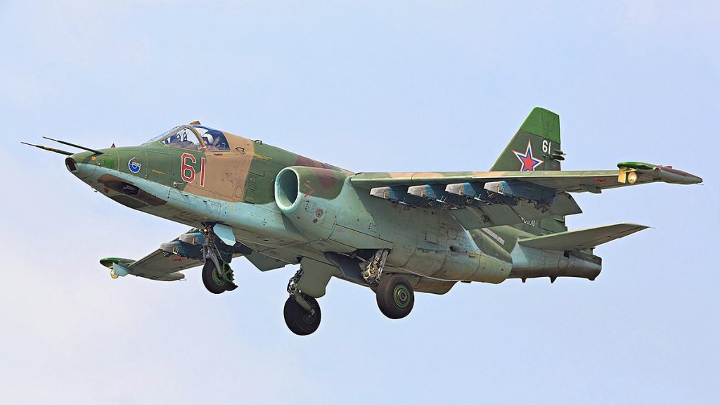 1199px-Sukhoi_Su-25_of_the_Russian_Air_Force_landing_at_Vladivostok_(8683076150)