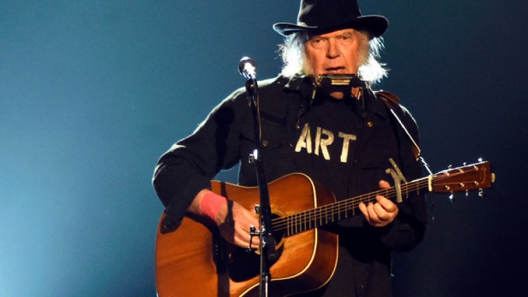 Нийл Йънг и трагедията със сандвича
Отказа цяло европейско турне, след като си поряза пръста докато си прави сандвич с шунка. „Щях да изям цялото нещо на една хапка, ако знаех, че като си го разрежа на две ще проваля турнето”, призна канадецът, който пропусна и участие на „Гластънбъри” заради инцидента. „Оттук нататък съм само на макарони със сирене”.