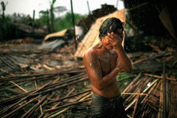 Мъж плаче пред руините на дома си в Мианма