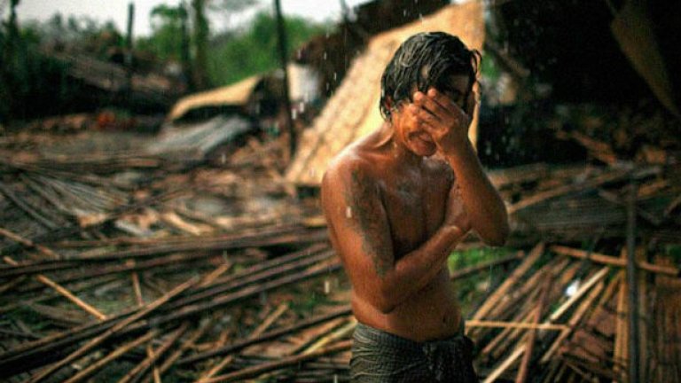 Мъж плаче пред руините на дома си в Мианма