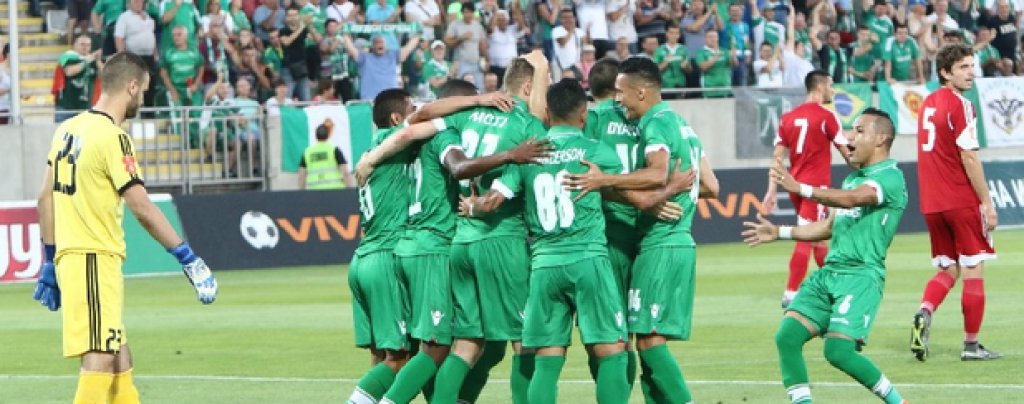 При влизане в Лига Европа
Щастливата и по-вероятна развръзка е Лудогорец да удържи третото място и така да се класира за 1/16-финалите на втория по сила европейски клубен турнир. Това автоматично ще донесе 500 хил. евро в клубната каса, а парите ще скочат при класиране по-напред. Разбира се, шансовете за отстраняване на един или няколко съперници в Лига Европа много зависят от жребия, но, като цяло, Лудогорец го очакват по-равностойни отбори и, особено срещу някои от тях, възможностите за успех не са малки.
Успешен рейд в Европа и напролет ще донесе още престижни мачове за тима, ще запази настроението сред футболистите и най-вероятно ще допринесе за още по-силно представяне във вътрешното първенство, където Лудогорец върви уверено.