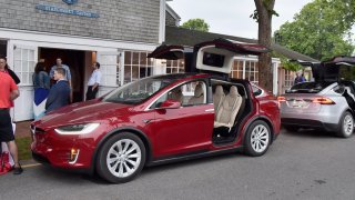 Инженер отправя сериозни критики към Tesla, но е и в сериозен конфликт на интереси