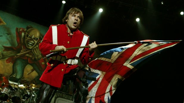 И снощи Брус Дикинсън развя британското знаме