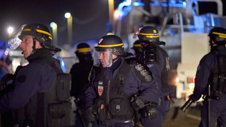 Двама души са вероятните съучастници на Лароси Абдулла, който уби и похити двама полицейски служители в предградие на Париж в понеделник