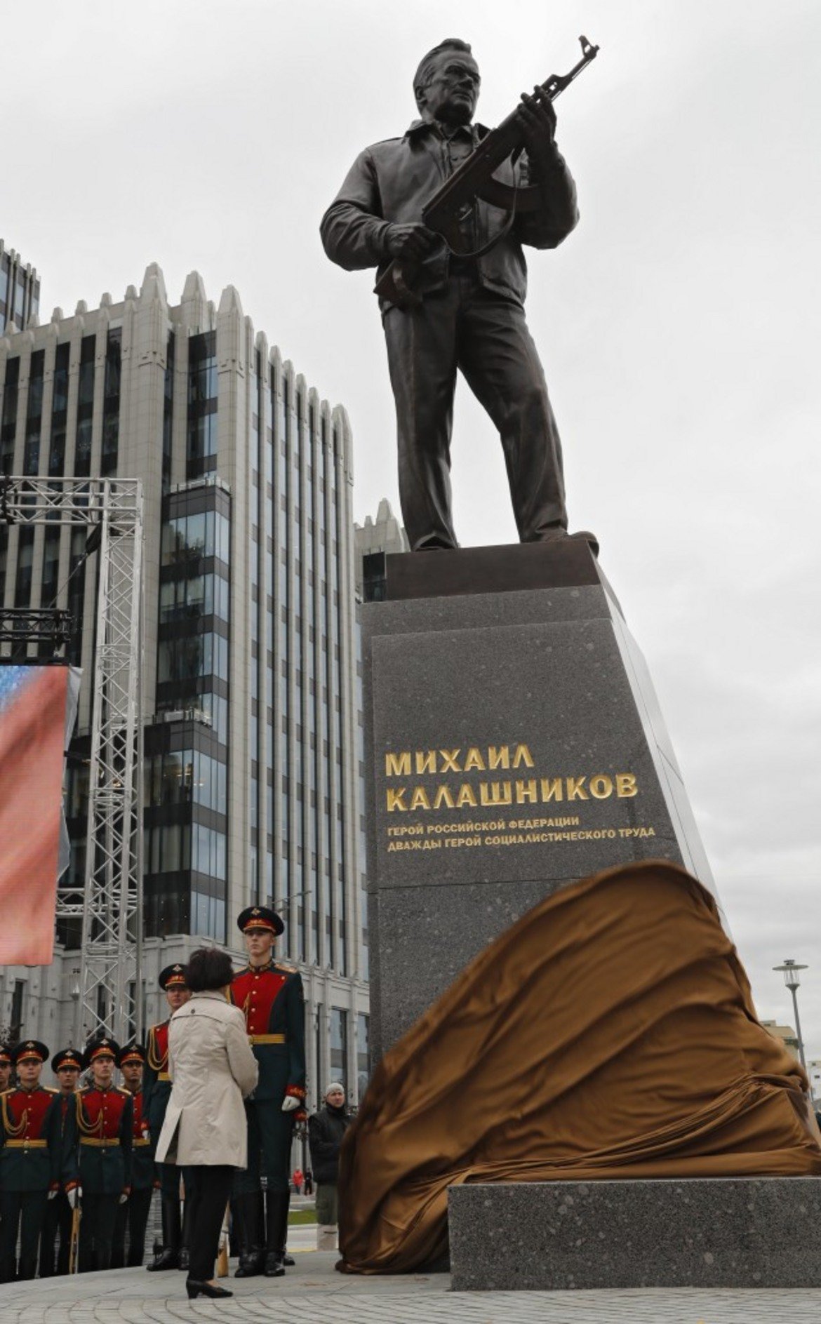 На 19 септември тази година в Москва бе издигнат деветметров паметник на Михаил Калашников.