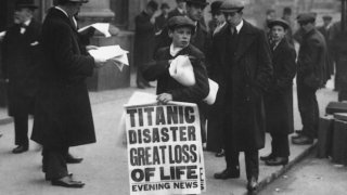 Titanic_newsboy