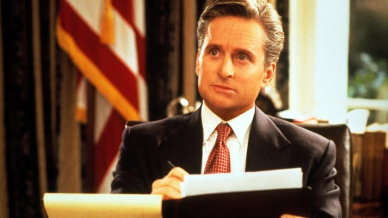 Майкъл Дъглас в "Американския президент" (1995 г.)
Дъглас е доста сполучлив избор за ролята на Андрю Шепард, президент на САЩ, който се бори за втори мандат, но същевременно започва връзка с жена лобист за проблемите на околната среда. Само това е достатъчно, за да ви стане ясно, че си говорим за фикция - как виждате Тръмп, който изкара САЩ от Парижкото споразумение за климата, да потърси обятията на някоя "зелена"? А и Мелания бди.
Иначе "Американският президент" (The American President) е романтична комедия, написана от Аарън Соркин (The Newsroom), която отвежда зрителите в личния живот на един държавен глава на САЩ.