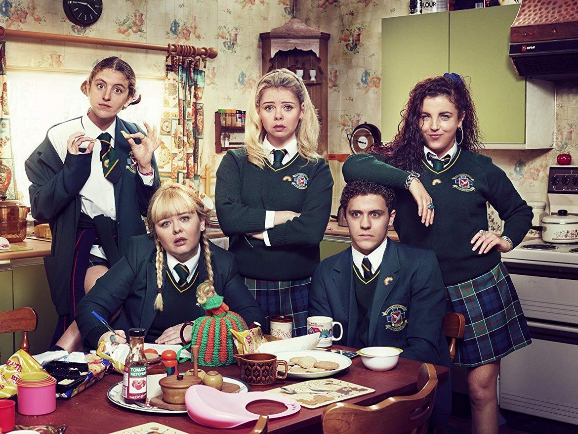 "Derry Girls", втори сезон

Британският ситком "Derry Girls" се завръща с втори сезон. Създател на сериала е Лиса Макги. В него се разказва за гимназистите Ерин, Орла, Клеър, Мишел и Джеймс. Сериалът е носталгичен поглед към 90-те, порастването, приятелството, влюбванията, които изглеждат толкова страшни, колкото политическите сътресения.