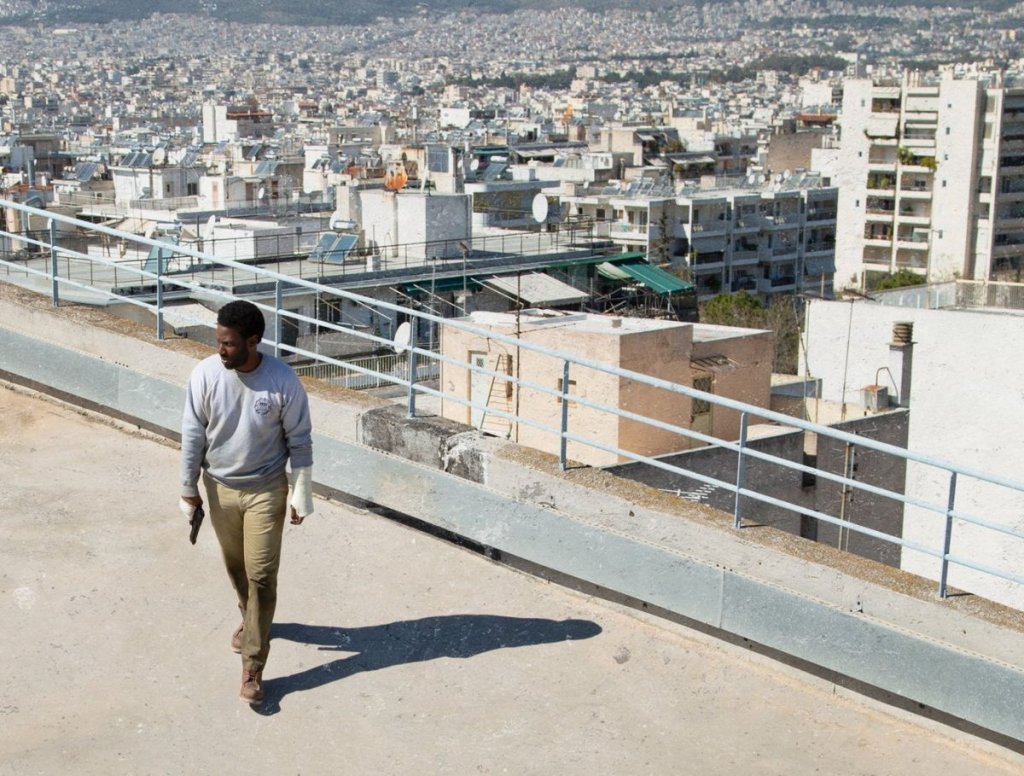 Beckett
Премиера: 13 август
Къде: Netflix
Трилърът с Джон Дейвид Уошингтън ("Тенет") и Алисия Викандер (Tomb Raider) е за онези, които нямат желание или възможност да обикалят по киносалоните, а предпочитат удобството на дома и предложенията на стрийминг компаниите. 
Бекет (Уошингтън) е американски турист, който е на почивка в Гърция с приятелката си Ейприл (Викандер). След инцидент той се оказва цел на преследване, а гонещите го сякаш не искат да му позволят да стигне жив до посолството на Щатите в Атина. Колкото повече се доближава до целта, толкова по-опасно става бягството му. За фон се случват и протести, докато Бекет все повече се потапя в конспирацията.