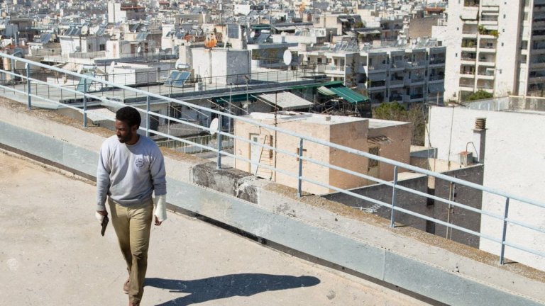 Beckett
Премиера: 13 август
Къде: Netflix
Трилърът с Джон Дейвид Уошингтън ("Тенет") и Алисия Викандер (Tomb Raider) е за онези, които нямат желание или възможност да обикалят по киносалоните, а предпочитат удобството на дома и предложенията на стрийминг компаниите. 
Бекет (Уошингтън) е американски турист, който е на почивка в Гърция с приятелката си Ейприл (Викандер). След инцидент той се оказва цел на преследване, а гонещите го сякаш не искат да му позволят да стигне жив до посолството на Щатите в Атина. Колкото повече се доближава до целта, толкова по-опасно става бягството му. За фон се случват и протести, докато Бекет все повече се потапя в конспирацията.