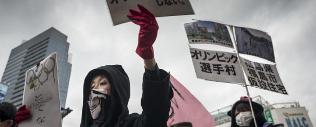 Протест в Токио срещу кандидатурата за Олимпийските игри през 2020 г. Японската столица беше сред неуспелите кандидати за 2016 г., след като похарчи $200 млн. само по време на процеса на кандидатстване