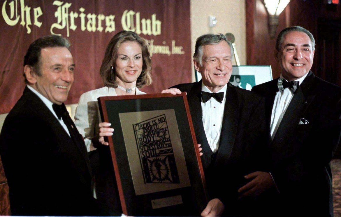 През октомври 1998-а основателят на Playboy получава наградата за цялостен принос на клуб Friars. Той дарява парите за благотворителния фонд на дъщеря си - Кристи Хефнър, която се занимава с изследвания на СПИН.