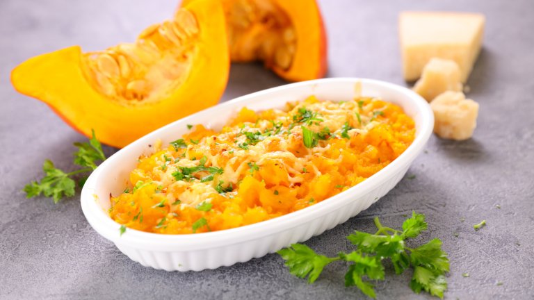 Тиквен огретенСредна по размер тиква – около 1,5 килограма – измиваме старателно, изчистваме, белим и режем на големи кубчета. Сваряваме я в подсолена вода до леко омекване, отцеждаме и изсипваме в дълбок тиган с няколко скилидки чесън. След като се запържат, добавяме 200 милилитра сметана и 250 грама пармезан и оставяме леко да се сгъсти.

Подправяме с прясно смлян черен пипер и индийско орехче. Разпределяме сместа в тава за печене и ръсим с още малко пармезан. Печем в добре загрята на 190 градуса фурна до покафеняване или около 30-40 минути. Оставяме да се охлади леко, преди да сервираме.