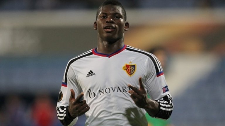 Брийл Емболо, Базел
Швейцарският клуб вече отказа оферта от 23 млн. паунда от Волфсбург за 19-годишния нападател. Тотнъм, Уест Хем и УБА също следят изявите на Емболо. Едно е сигурно – Базел трудно ще го задържи.