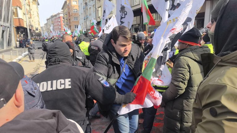 Палежи, арести и ранени полицаи на протест на "Възраждане" срещу еврото (снимки и видео)