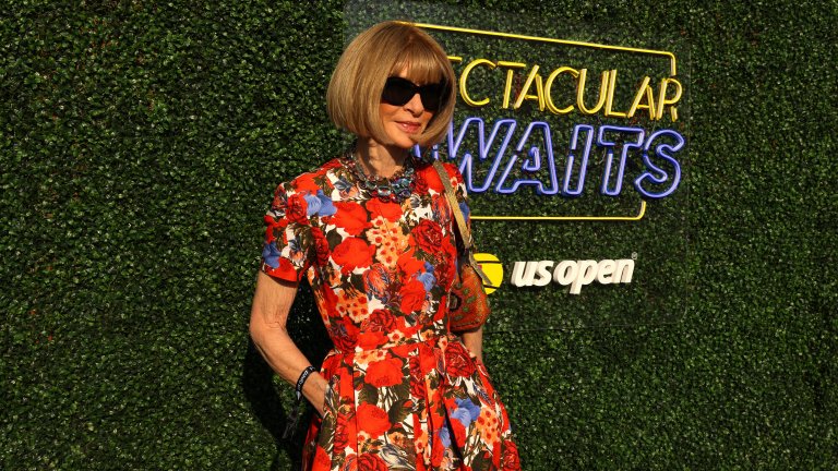 Флорални мотивиНапоследък Ана Уинтур (на снимката) често предпочита флоралните мотиви за своите коктейлни рокли. А на нея може да ѝ се вярва за стил и мода. През топлите вечери ще са модерни най-вече роклите на цветя, които напомнят на Степфордските съпруги от едноименния филм – на големи цветя, с консервативна и класическа кройка. Перлите са по желание.