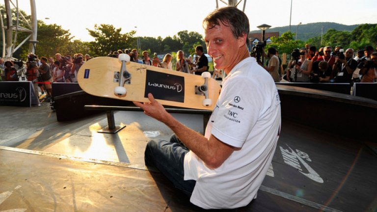 Тони Хоук
Легендарният скейтбордист, превърнал скейтбординга от хлапашко занимание в официален спорт, е пример как може успешно един спортист да създаде бизнес империя.
След легендарният му трик "900", при който с един скок Тони се завъртва на 900 градуса, преди да се приземи, съвместно със гейм-студиото Activision те създават компютърна игра с неговото име.
Оттам последва сензационен успех. Тони Хоук хвана вълната и създаде собствена компания за скейт екипировка. Той започва да спонсорира талантите в този спорт и постепенно спечели огромен пазарен дял.
Бизнес начинанията му обхващат и фирма за конструиране на скейт паркове, увеселителни влакчета и атракциони, както и  линия за скейт облекла и аксесоари.