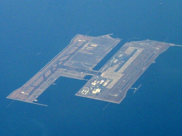 5. Летище Кансай, Япония

Това летище е толкова голямо, че може да бъде видяно от космоса. Проблемът при него е, че се намира насред морето в зона, която е точно в средата на една от най-земетръсните зони в околността. Често пъти циклони затварят пистата, а при неспокойно море се появяват и други опасности.