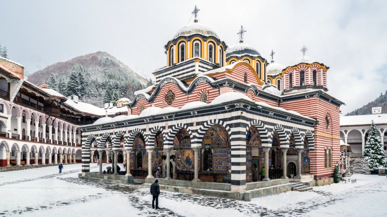 Рилският манастир през зимата има по-особена атмосфера.