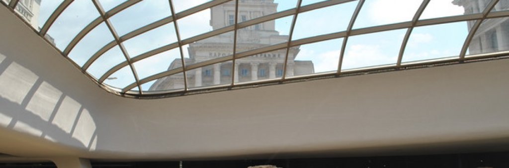 По средата на пътя ще стигнете до стъклените куполи.