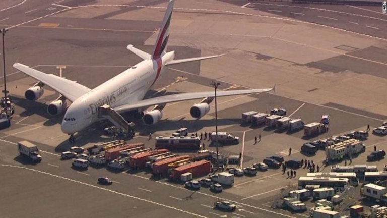 A388 на Emirates е под карантина заради болни пътници