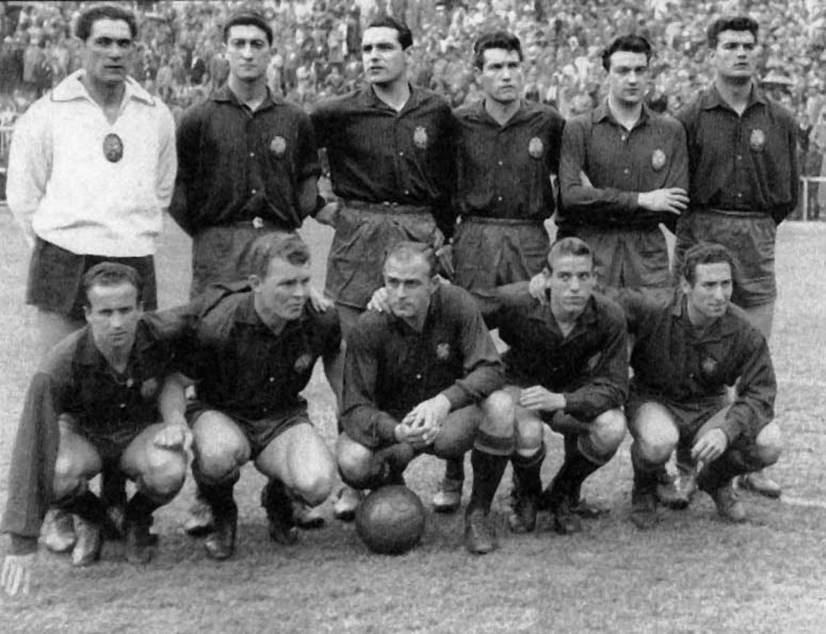 Испания, Мондиал 1958
Въпросният турнир е единственият, за който Италия не успява да се класира, но 50-те години ще останат в историята като тъмните времена на италианския футбол. Големият отсъстващ на Мондиал 1958 обаче бе тимът на Испания, чието ядро бе от звездите на европейския хегемон Реал Мадрид – Алфредо Ди Стефано, Франсиско Хенто, Хосе Мария Сарага и Енрике Матеос. На всичкото отгоре в състава са из легендите на Барселона Луис Суарес и Ласло Кубала. Това вероятно е една от най-силните в офазивен план селекции в историята на футбола. Форматът на квалификациите тогава обаче е по-различен – групите са само по три отбора и при общо четири мача няма място за никакви грешки. А Испания записва изключително слаб старт – 2:2 срещу Швейцария и загуба с 2:4 от Шотландия. Така дори победите с по 4:1 във вторите мачове не могат да спасят звездната селекция на “Ла Фурия Роха”. Разочарованието става пълно на следващия голям форум, когато Испания стига четвъртфиналите на първото Европейско, но Франко не пуска отбора да пътува към СССР за мач с руснаците.
