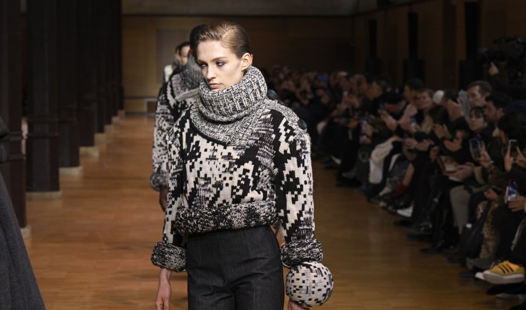 Яке с висока яка

С падането на температурите дизайнерите предлагат да се разделим с отворените деколтета и да ги заменим с вдигнатите яки. Правилото се пренася и при якетата, които тази зима се сдобиват с дебело поло около врата. Високо вдигнатата и закопчана догоре яка ще изглежда драматично, но най-голямото ѝ предимство е, че ще ви пази от пронизващия студ.