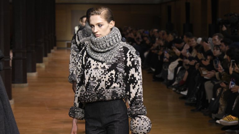 Яке с висока яка

С падането на температурите дизайнерите предлагат да се разделим с отворените деколтета и да ги заменим с вдигнатите яки. Правилото се пренася и при якетата, които тази зима се сдобиват с дебело поло около врата. Високо вдигнатата и закопчана догоре яка ще изглежда драматично, но най-голямото ѝ предимство е, че ще ви пази от пронизващия студ.