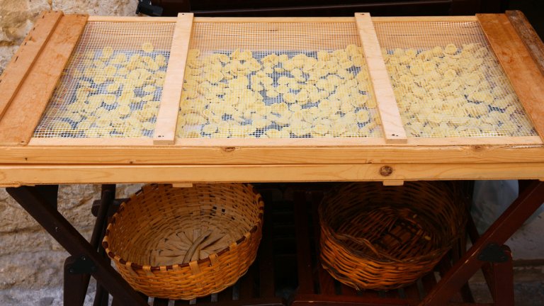 Бабите, от десетилетия ръчно произвеждащи пастата орекиете по улиците на Бари, се опасяват, че регулация на това производство би нарушила дълголетна традиция