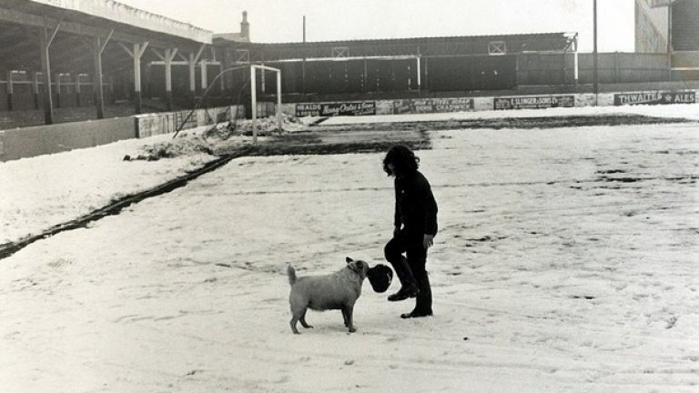Тъжната Коледа на 1962 г. за Акрингтън Стенли. Дни по-рано от момента, в който е направена снимката, клубът се отказва от участие във футболната лига заради финансова несъстоятелност. Цели 44 години трябваха на Акрингтън да се върне в професионалния футбол.