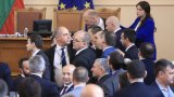 17 депутати с наказание заради плюенето и бутането в НС
