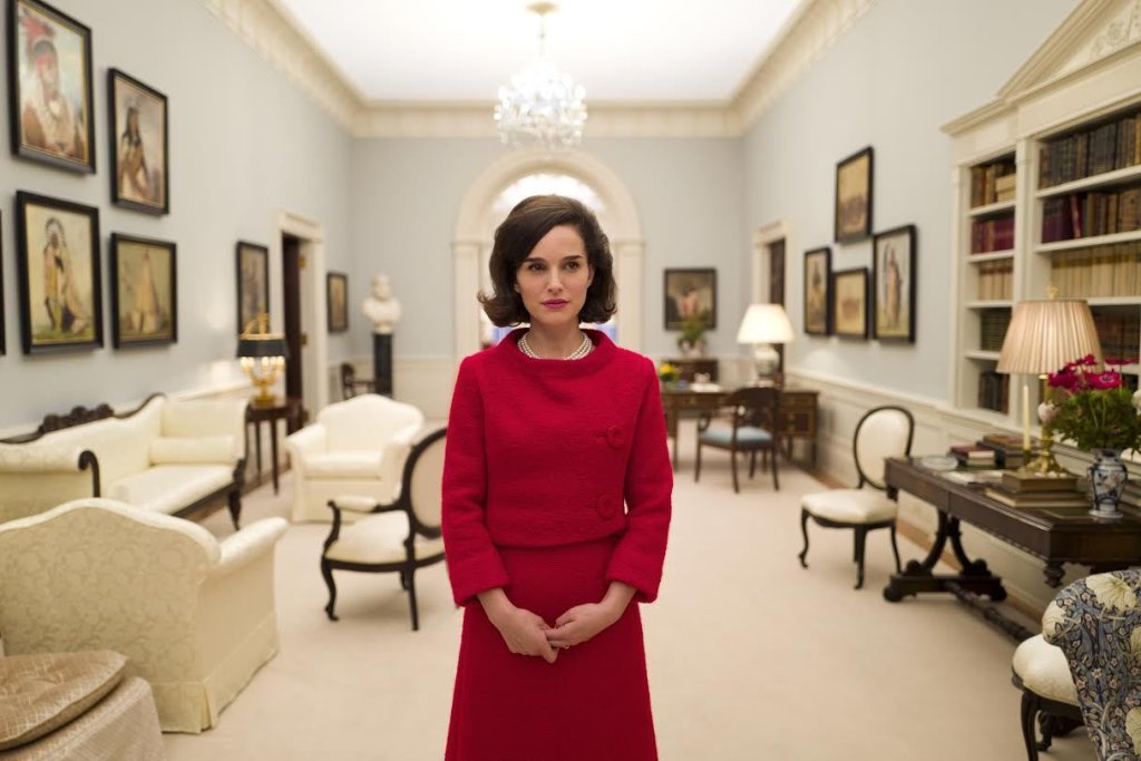 \"Джаки\" (Jackie, 2016) 
Хитовата продукция от 2016 г. даде началото на нов етап в кариерата на Портман. Да се надяваме, че индустрията няма да спре дотук и тенденцията ще продължи. Защото с ролята си на Джаки Кенеди актрисата доказа мястото си сред