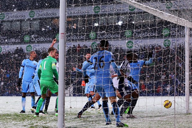 Преди 2 години Манчестър Сити и Уест Бромич направиха шоу в снега, като топката едва се виждаше.