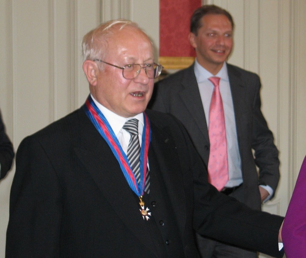 Олег Гордиевски
В продължение на години полковникът от разузнаването Олег Гордиевски тайно недоволства от съветската агресия в Чехословакия от 1968 г. и крои планове как да започне да саботира системата. Тази възможност се открива през 1974 г. когато е изпратен в Лондон, за да оглави местния отдел на КГБ. От Ми-6 първи правят контакт, който в последствие се превръща в 9-годишно сътрудничество. Смята се, че Гордиевски предотвратява ядрена война през 1983.  Тогава той предупреждава Лондон, че руснаците
погрешно са отчели военно учение на НАТО за реална атака и подготвят превантивен удар.
Две години по-късно Гордиевски е разкрит чрез информации на Олдрич Еймс и привикан обратно. Там обаче не успява да бъде осъден, тъй като агенти на Ми-6 го спасяват в операция, станала известна с името "Пилмико".