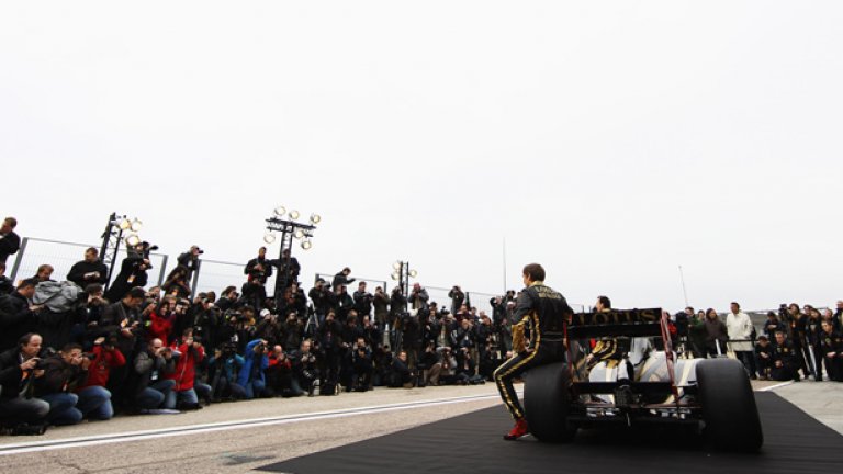 Роберт Кубица и Виталий Петров представят новия R31 във Валенсия