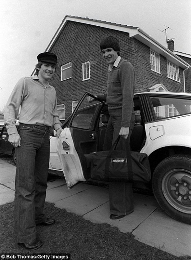 Легендата на Ливърпул Кени Далглиш в ролята на професионален шофьор, който отваря вратата на Роувър СД1 на своя съотборник Алан Хансен. Двамата бяха важна част от успехите на "червените" в края на 70-те и 80-те години