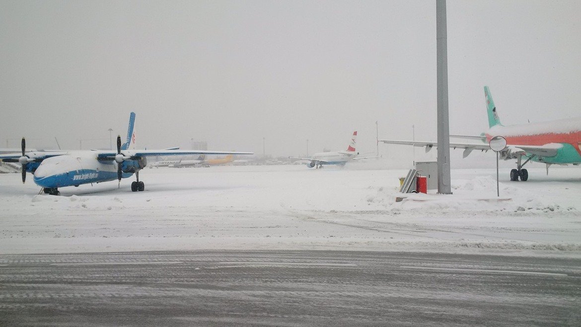 Летище София работи при зимни условия