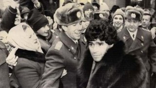 "Милицията пусна Марадона на Червения площад през дупка в бодливата тел"