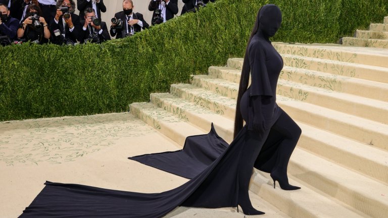 Ким КардашиянТя е буквално неузнаваема в тоалет, направен от Balenciaga.