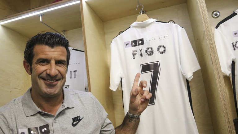 ... а срещу него са световните звезди от отбора на Фиго