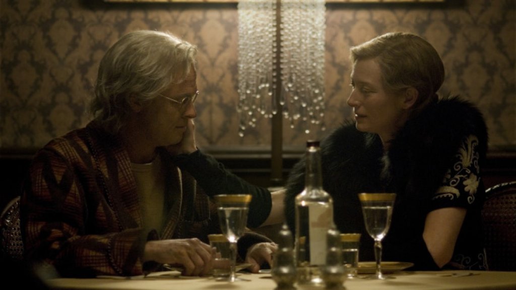 "Странният случай с Бенджамин Бътън" (The Curious Case of Benjamin Button)Година:2008Определено по-сантиментален от останалите му филми, седмият опит на Финчър стреля по-скоро към фантастиката и философията, отколкото към по-обичайните за него клинични дълбочини. Вероятно знаете - Бенджамин Бътън (Брад Пит) е роден възрастен и времето за него върви наобратно, а когато среща любовта на живота си (Кейт Бланшет), младостта се оказва все по-голям враг за любовта им. Истинско визуално угощение,(включително и заради опита в CGI технологиите), добра игра и история, която има потенциал дълго да остане в паметта - този филм е достатъчно масов, за да се хареса на всички, но и достатъчно умен, за да не е това неговият порок.