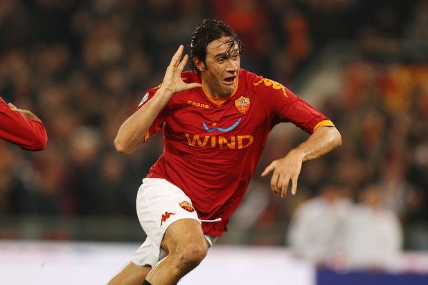 Тони вкара само 5 гола за Рома, но един от тях беше победен срещу Интер през март 2010 г., който доближи Вълците на точка от нерадзурите, които водеха в класирането.
