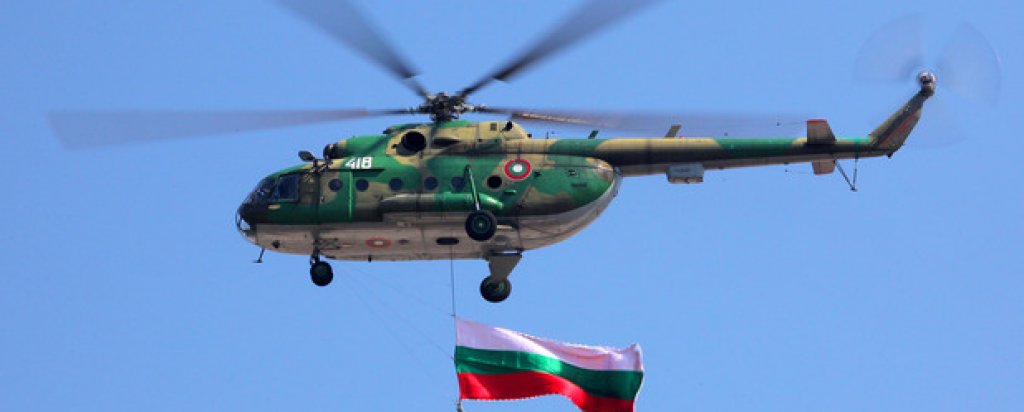 Ми-17
Транспортният вертолет Ми-17 е на въоръжение в България от 1985 г. Доставени са общо 25 машини от този тип, но днес на въоръжение остават шест. Винтокрилата машина си завоюва името на непретенциозен работен кон използван от десетки армии по света, включително и от ЦРУ за специални операции. Вертолетът може да превозва 24 напълно екипирани бойци, задвижва се от два турбовални двигателя и може да използва широк спектър от неуправляемо въоръжение. Българските ВВС го използват и за пожарогасене.