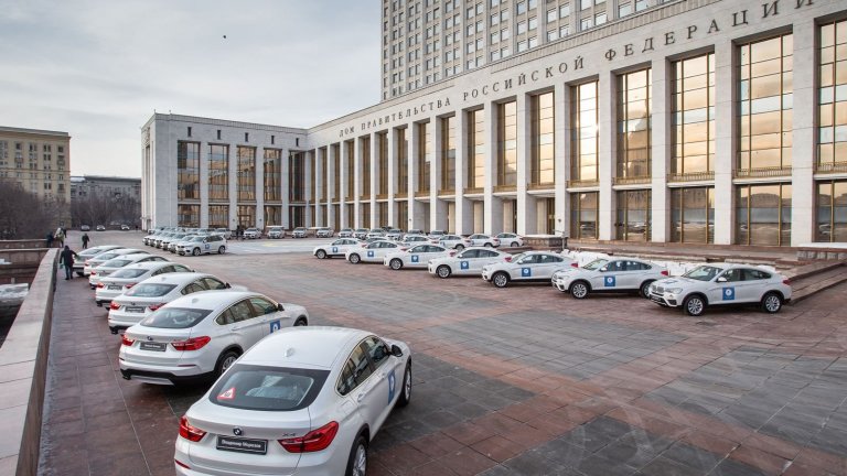 Гледката с наредените едно друго "БМВ"-та, очакващи руските медалисти, остава в историята