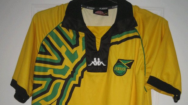 6. Ямайка 1998
Ямайка има едно участие на световно първенство – през 1998, когато тимът завърши трети в група H и записа победа с 2:1 срещу Япония. Екипът на Ямайка се оказа запомнящ се и прокара пътя за появата на асиметрични щампи на футболните фланелки. Зеленият акцент в дясната част на фланелката беше определен като „разтапяща се татуировка”.