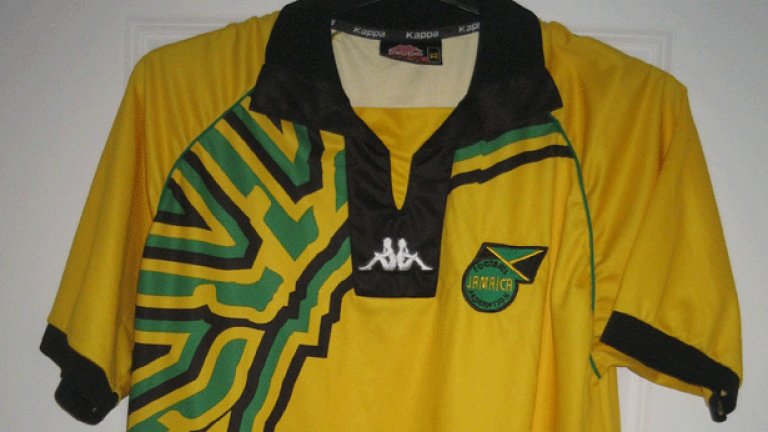 6. Ямайка 1998
Ямайка има едно участие на световно първенство – през 1998, когато тимът завърши трети в група H и записа победа с 2:1 срещу Япония. Екипът на Ямайка се оказа запомнящ се и прокара пътя за появата на асиметрични щампи на футболните фланелки. Зеленият акцент в дясната част на фланелката беше определен като „разтапяща се татуировка”.