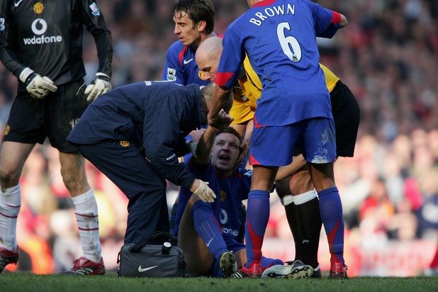 7. Алан Смит, Ливърпул – Манчестър Юнайтед, 18 февруари 2006 г.
Смит счупи левия си крак след лошо приземяване, след като блокира удар на Джон Арне Рийзе. Седем месеца по-късно, англичанинът отново бе на терена.
