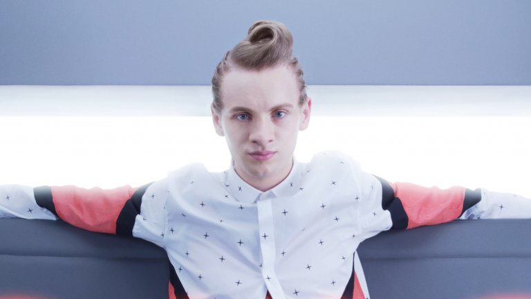 Технологичното момче (Брус Лангли) един от героите, които в сериала изглеждат по-различно, отколкото в книгата. Той се появява пред Шадоу посредством очила за виртуална реалност. Той е бог на технологиите и силата му произтича от компютрите и интернет.